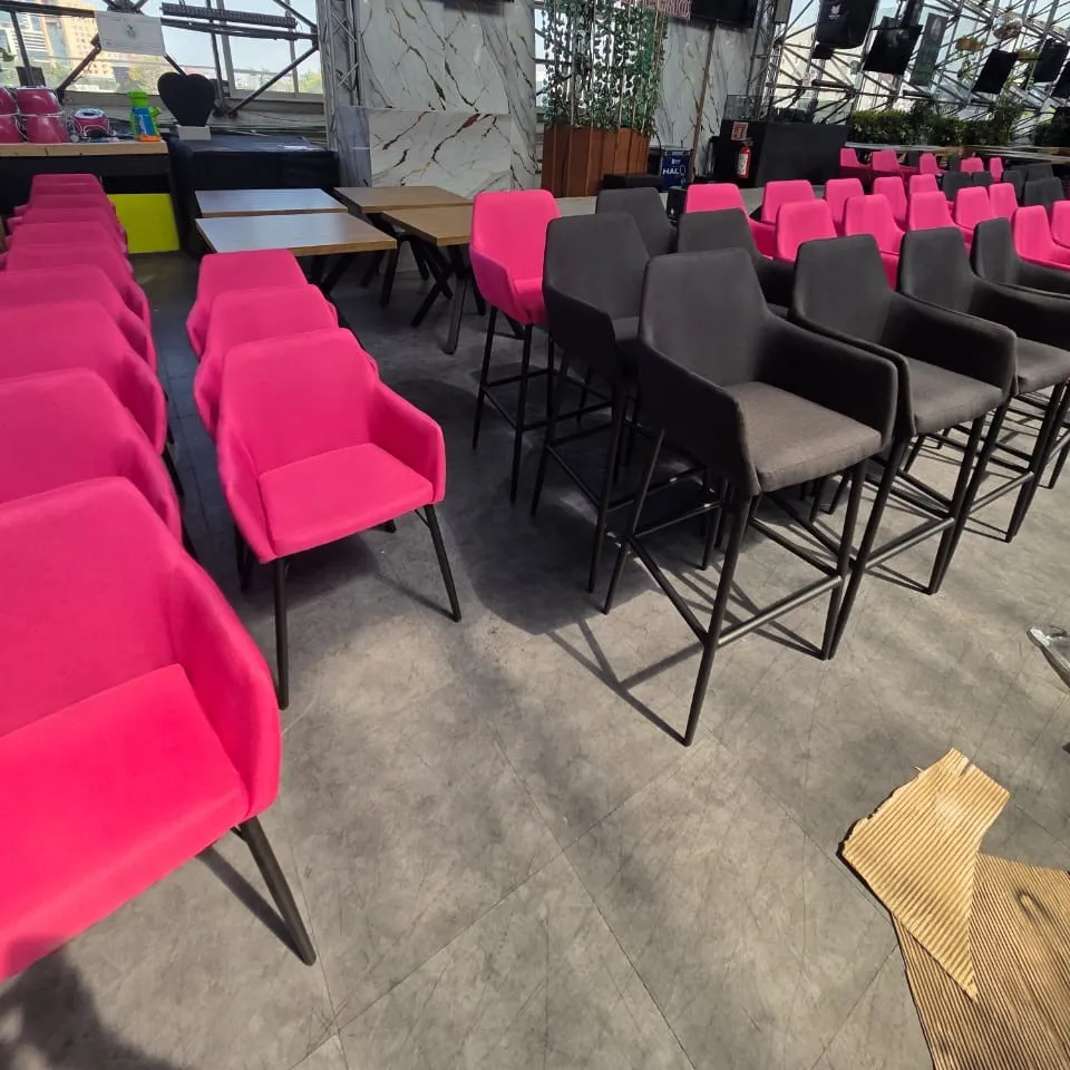 Bar con mezcla de sillas y bancos