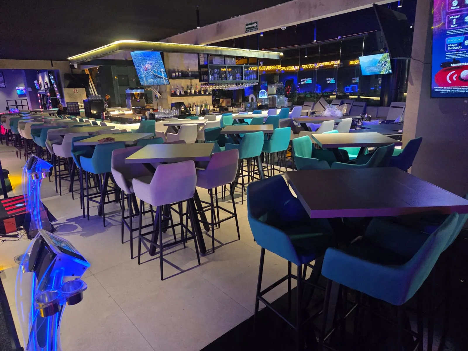 Comedor de restaurante con sillas tapizadas y bancos altos